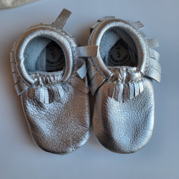 Freshly Picked Moccasins Sz 5 NEW Silver Leather Moccs Shoes Soft Sole - Picture 2 of 3